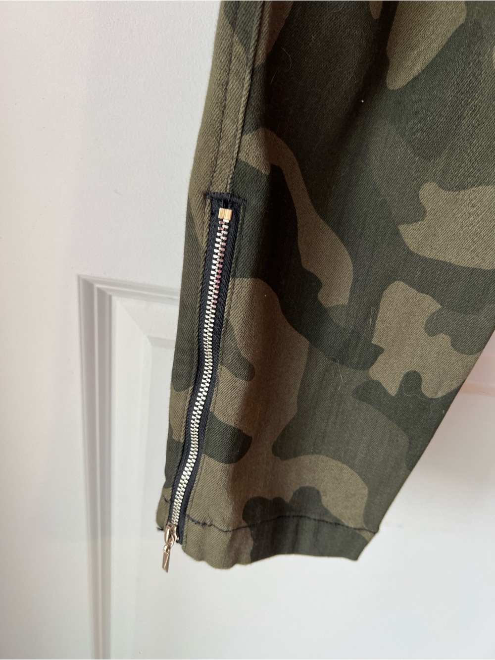 White House Black Market Camouflage The Slim Ankle jeans. Size 12 - Picture 6 of 13